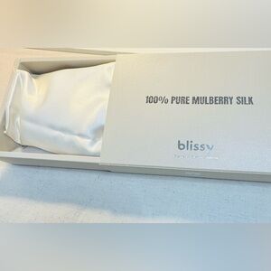 blissy standard white silk new pillowcase/BOX IS DAMAGED (see pic)